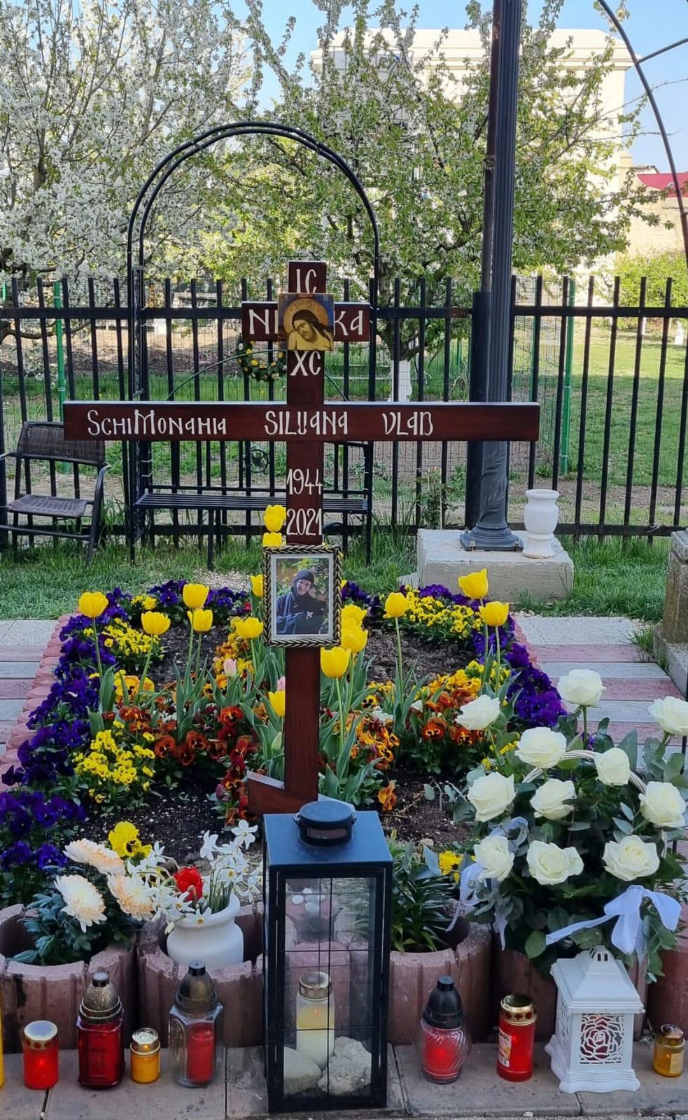 Mormântul Maicii Siluana Vlad, aflat în incinta Mănăstirii Frumoasa, Învierea Domnului 2022