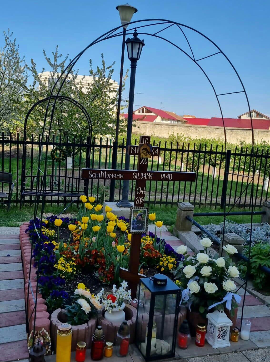 Mormântul Maicii Siluana Vlad, aflat în incinta Mănăstirii Frumoasa, Învierea Domnului 2022